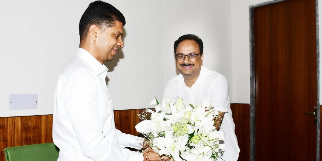 ପାଣ୍ଡିଆନଙ୍କ ସପକ୍ଷରେ ବାହାରିଲେ ସାଂସଦ ମାନସ ମଙ୍ଗରାଜ, ଦେବାଶିଷ ସାମନ୍ତରାୟଙ୍କୁ ଟାର୍ଗେଟ